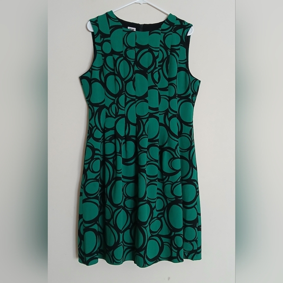 Anne Klein Green and Black Sleeveless Pleated Dress - Picture 2 of 10